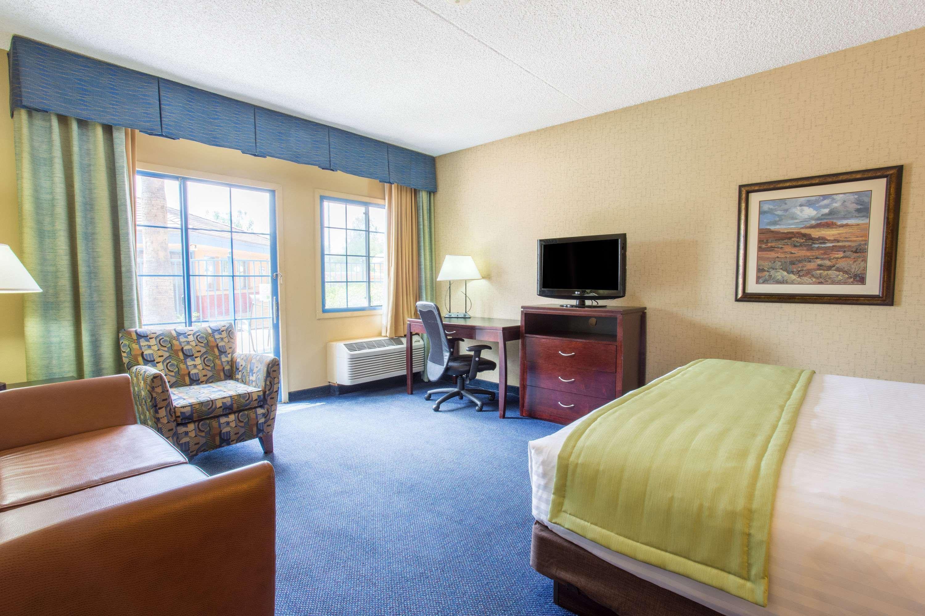 Days Inn & Suites By Wyndham Mesa Near Phoenix Екстер'єр фото