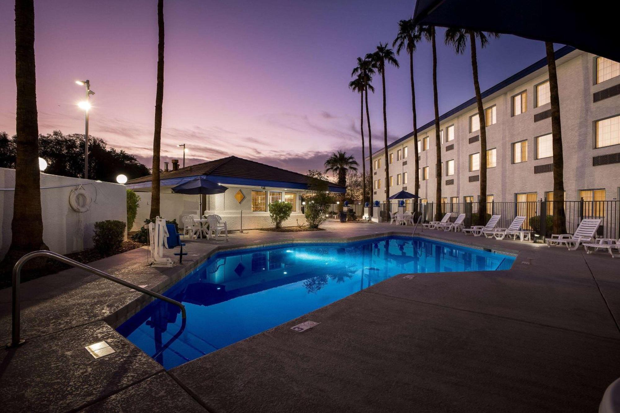 Days Inn & Suites By Wyndham Mesa Near Phoenix Екстер'єр фото