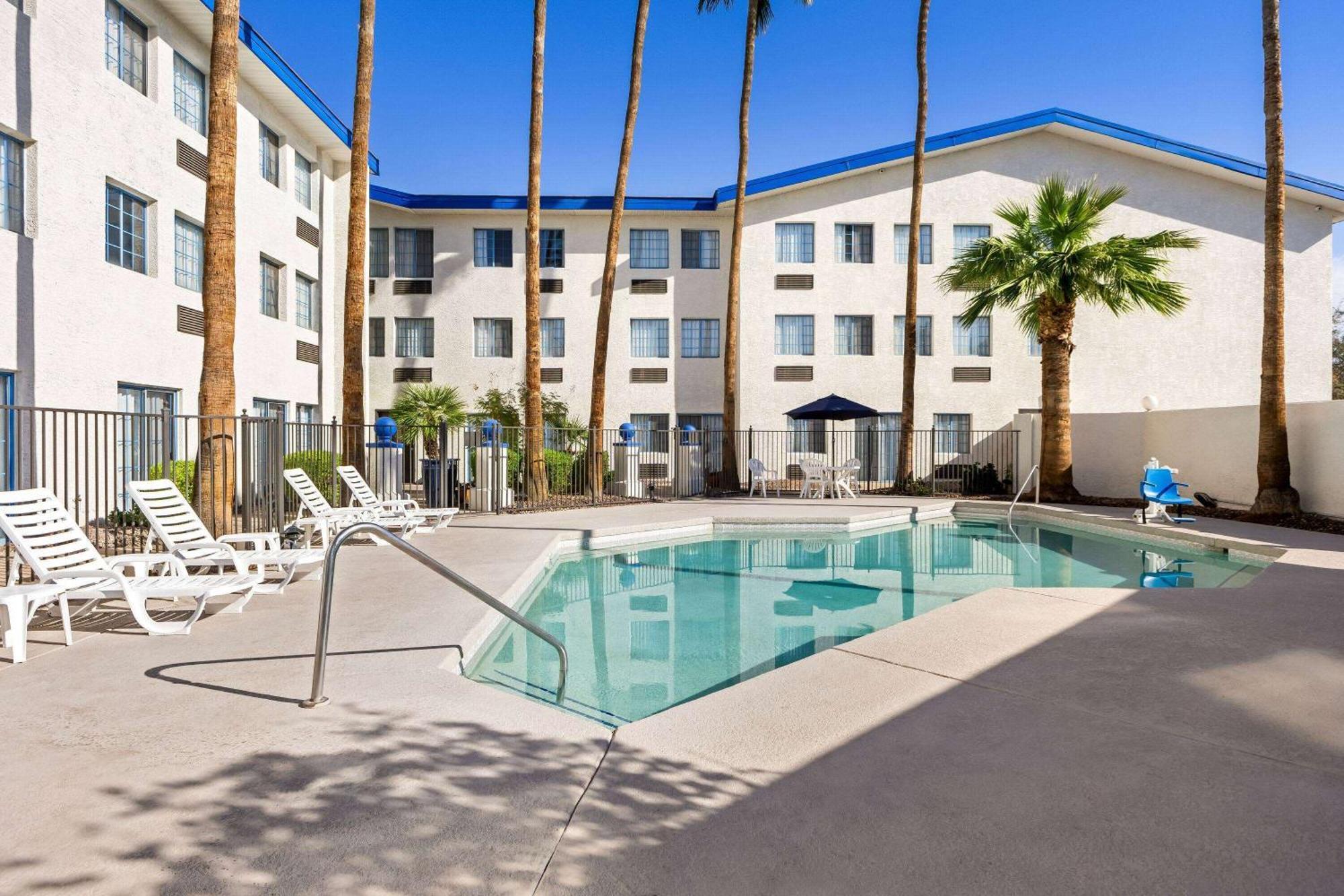 Days Inn & Suites By Wyndham Mesa Near Phoenix Екстер'єр фото