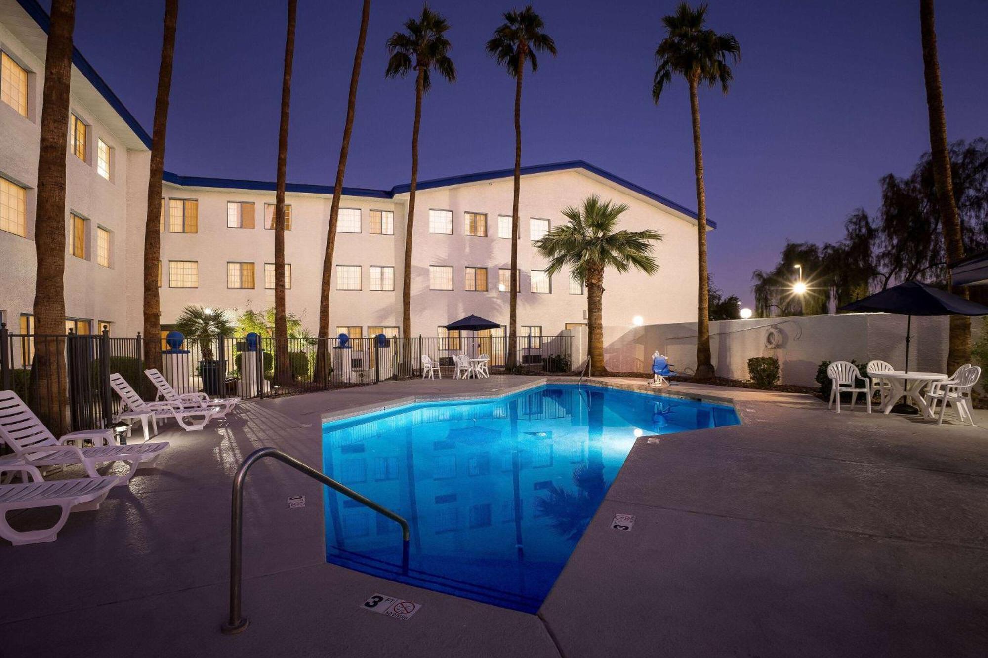 Days Inn & Suites By Wyndham Mesa Near Phoenix Екстер'єр фото