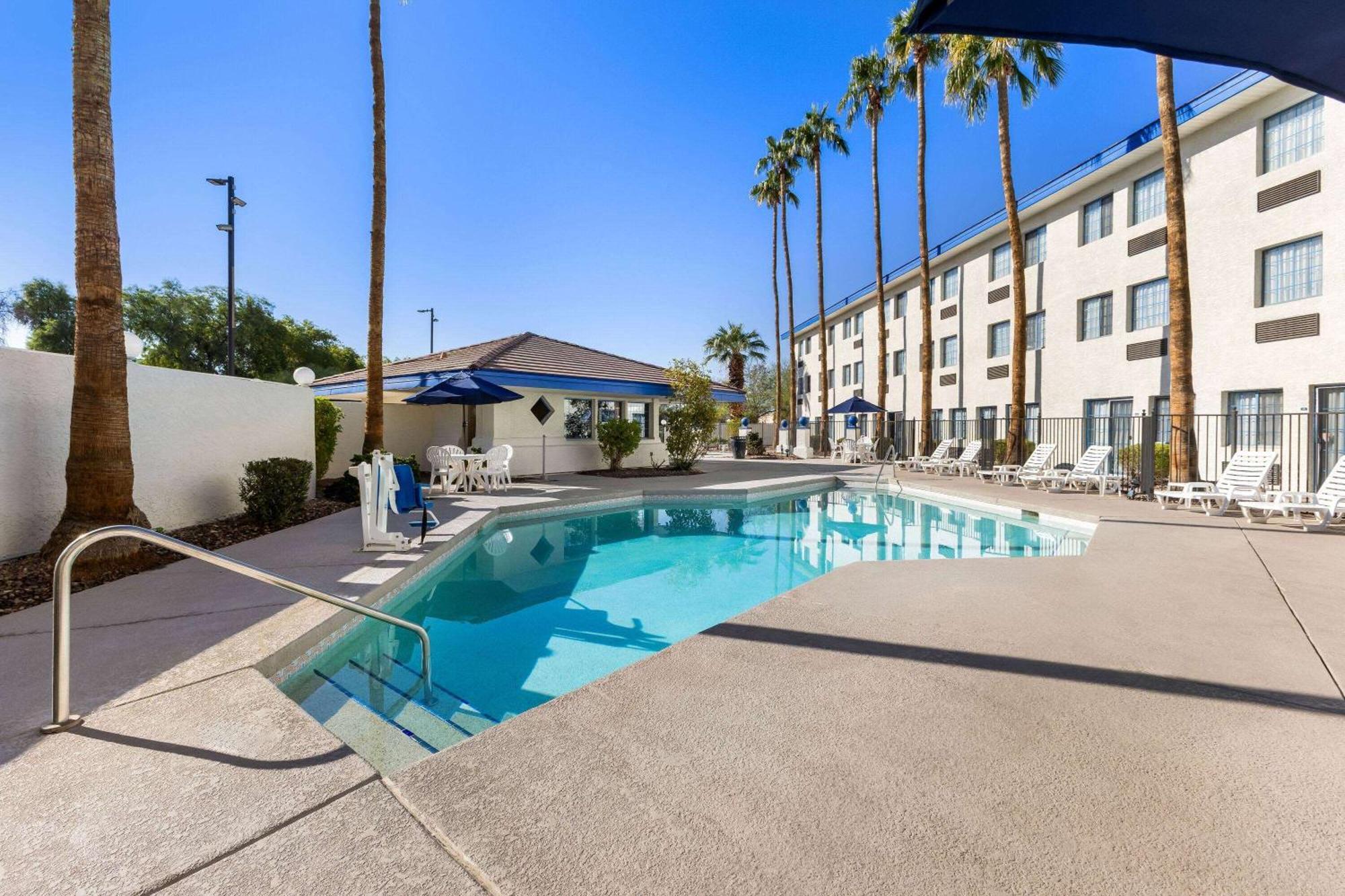 Days Inn & Suites By Wyndham Mesa Near Phoenix Екстер'єр фото