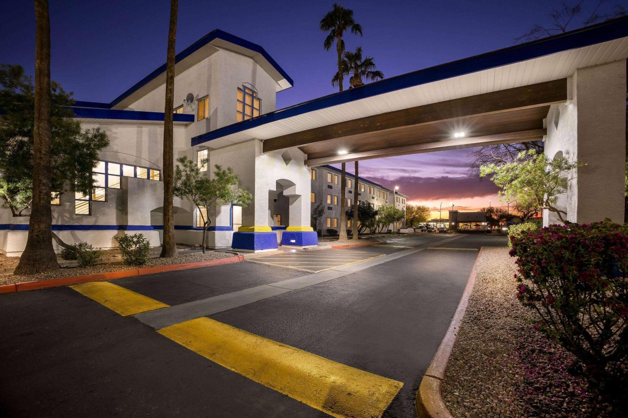 Days Inn & Suites By Wyndham Mesa Near Phoenix Екстер'єр фото